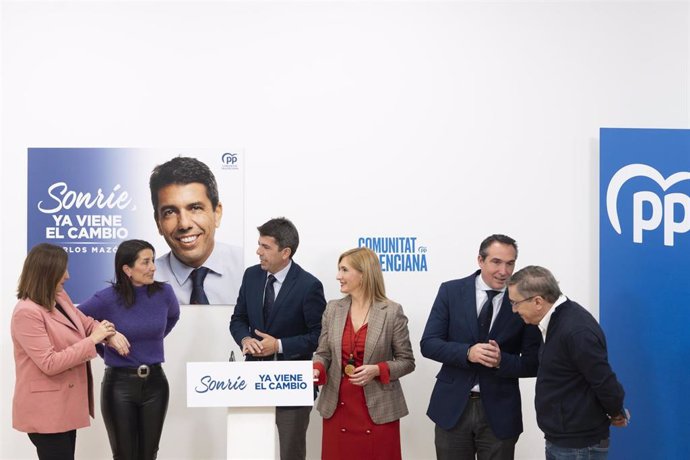 La exsíndica de CS en Les Corts, Ruth Merino (2i), junto al presidente del PPCV, Carlos Mazón (centro), y otros miembros de este partido tras anunciar la entrada de la primera en el equipo económico 'popular'.   