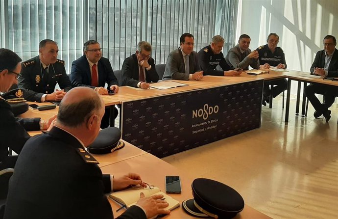 El delegado de Fiestas Mayores y Gobernación del Ayuntamiento de Sevilla, Juan Carlos Cabrera, con el subdelegado del Gobierno en Sevilla, Carlos Toscano, ha presidido la reunión para el dispositivo de seguridad en los Goya.