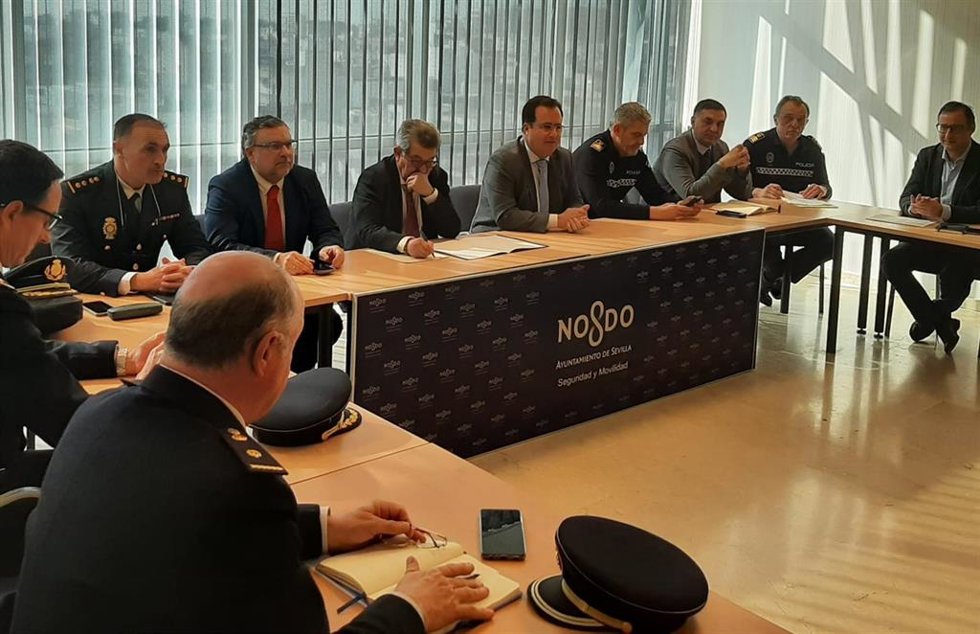 El delegado de Fiestas Mayores y Gobernación del Ayuntamiento de Sevilla, Juan Carlos Cabrera, con el subdelegado del Gobierno en Sevilla, Carlos Toscano, ha presidido la reunión para el dispositivo de seguridad en los Goya.