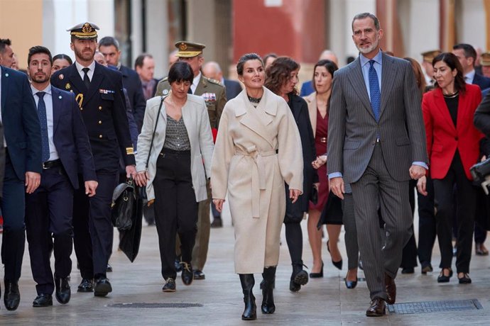 Los Reyes Felipe VI y Letizia, viajan a la isla de Menorca para asistir a la inauguración de la farmacia Llabrés en Ciutadella, a 12 de enero de 2023, en Menorca