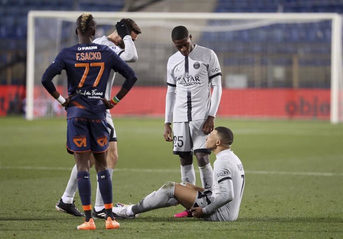 Kylian Mbappé yace en el suelo tras lesionarse en el Montpellier-PSG de la Ligue 1 2022-2023