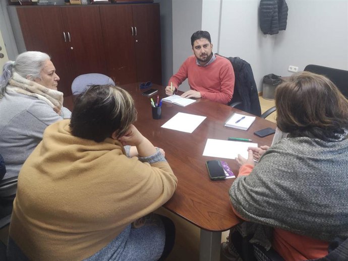 El candidato de la confluencia Podemos-IU al Ayuntamiento, Ismael Sánchez, con representantes de las trabajadoras del Servicio de Atención Domiciliaria.