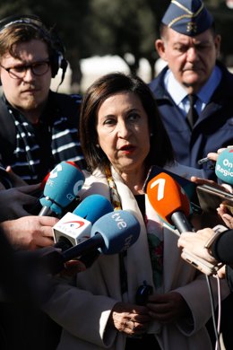 La ministra de Defensa, Margarita Robles, atiende a los medios de comunicación tras visitar la Base Aérea de Alcantarilla
