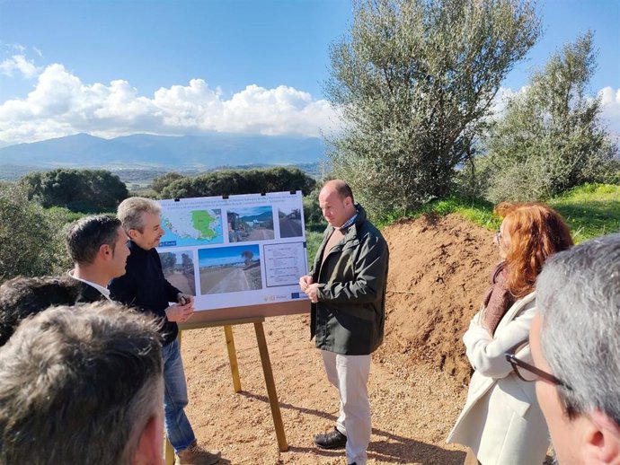 El delegado territorial de Sostenibilidad, Medio Ambiente y Economía Azul, Óscar Curtido, visita las obras de la ruta cicloturista Eurovelo 8 en Los Barrios (Cádiz)
