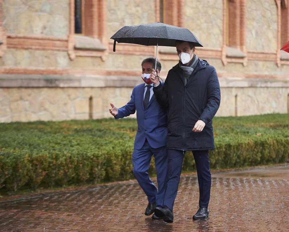 Archivo - El presidente de Cantabria, Miguel Ángel Revilla, junto al presidente del Gobierno, Pedro Sánchez.- Archivo