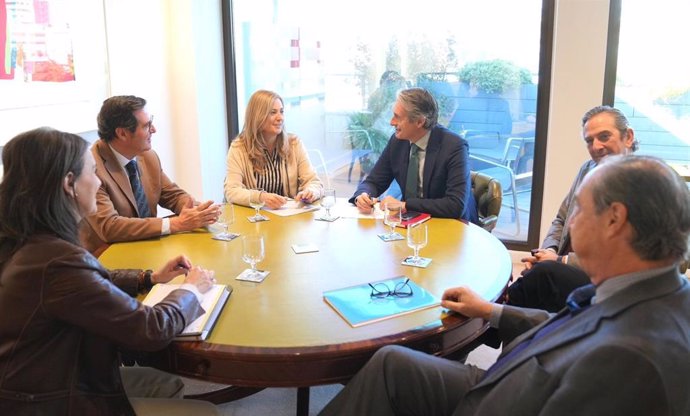 Los coordinadores del programa electoral del PP. Iñigo de la Serna y Carmen Fúñez, se reúnen con representantes de la CEOE, como Antonio Garamendi, este jueves.