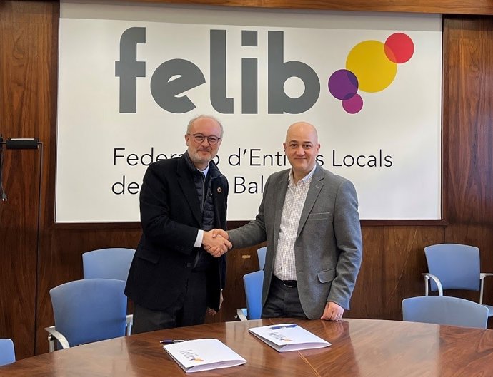 El presidente de la Felib, Antoni Salas, y el director general de Endesa en las Islas, Martí Ribas.