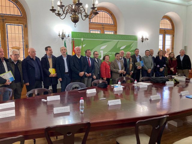 Participantes en la comisión institucional de la candidatura de Paisajes del Olivar de Andalucía ante la Unesco