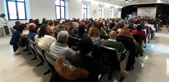 El consejero de Industria, Empleo y Promoción Económica del Principado, Enrique Fernández,  asiste al acto de acogida de los beneficiarios planes de empleo del Ayuntamiento de Gijón, en el Centro Municipal Integrado de El Coto