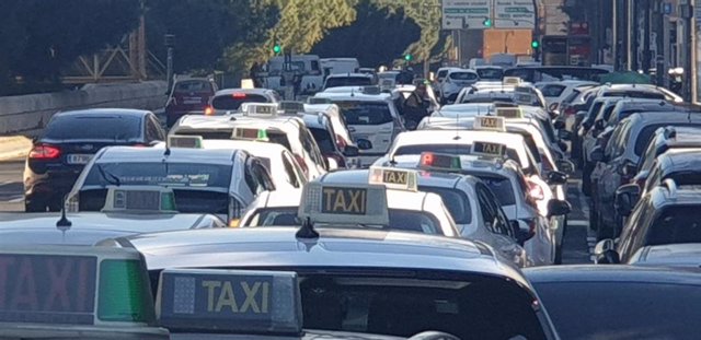 Concentración de taxistas en la ciudad administrativa 9 d'octubre