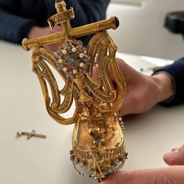 Detalle del Barquito de la Virgen de Consolación, que tiene entre sus manos un agente de la Policía.