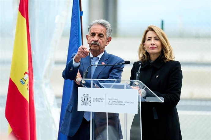 Archivo - La ministra de Transportes, Movilidad y Agenda Urbana, Raquel Sánchez, y el presidente de Cantabria, Miguel Ángel Revilla.- Archivo