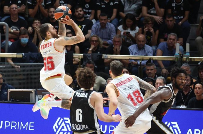 Archivo - Mike James realiza un lanzamiento a canasta durante el Virtus-Monaco de la Euroliga 2022-2023