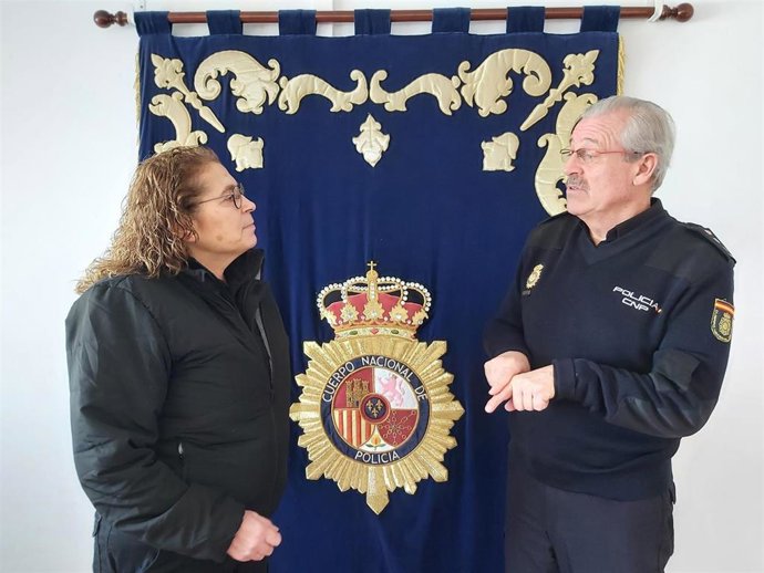 La hermana mayor de la Hermandad del Rocio con un agente de la Policía.