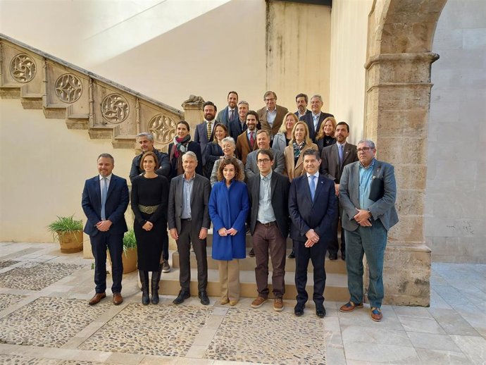 Foto de familia del encuentro informativo ante el Cuerpo Consular.