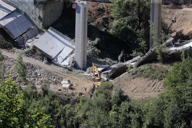 Archivo - Grúas trabajan durante el desmontaje de las pilas 1 y 2 del viaducto de O Castro, en el kilómetro 430 sentido A Coruña de la autovía A-6, en Vega de Valcarce, a 21 de septiembre de 2022, en Vega de Valcarce, León, Castilla y León (España). El de