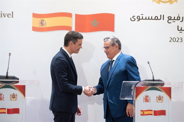 El presidente del Gobierno, Pedro Sánchez (i) y el jefe de Gobierno del Reino de Marruecos, Aziz Akhannouch 