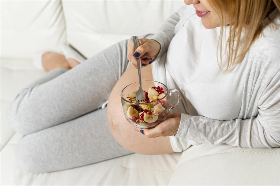 Archivo - Mujer embarazada comiendo ensalada de fruta