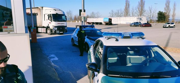 Camión intentando salir de Aspla bajo la custodia de la Guardia Civil