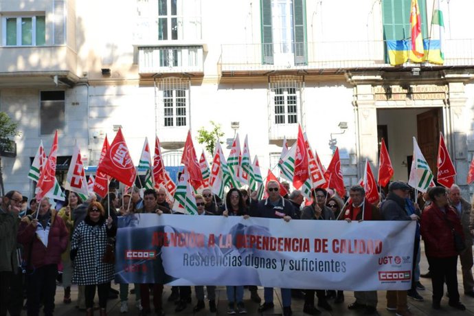 CCOO y UGT se concentran en todas las provincias andaluzas en defensa de una dependencia de "calidad y digna"