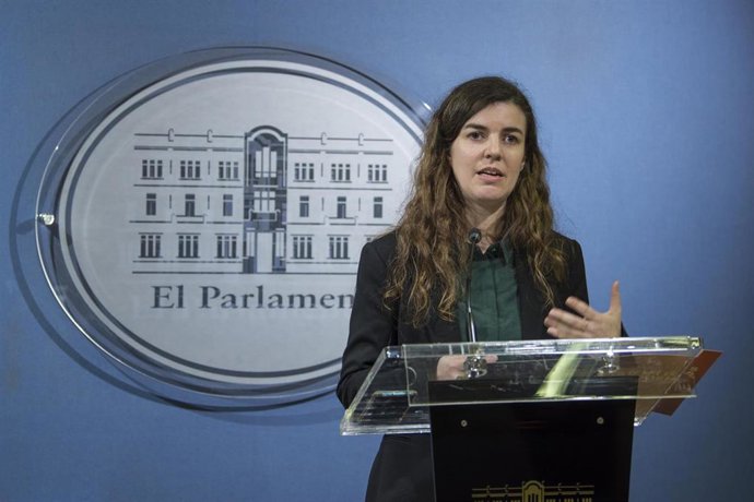 La portavoz adjunta de Unidas Podemos en el Parlament, Esperana Sans, durante la rueda de prensa.