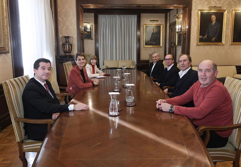 El consejero Irujo, la presidenta Chivite, la directora del gabinete de la presidenta, Alicia Erdociain, junto a los representantes de Flamasats
