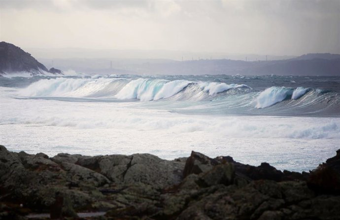 Imagen de la costa gallega y oleaje.
