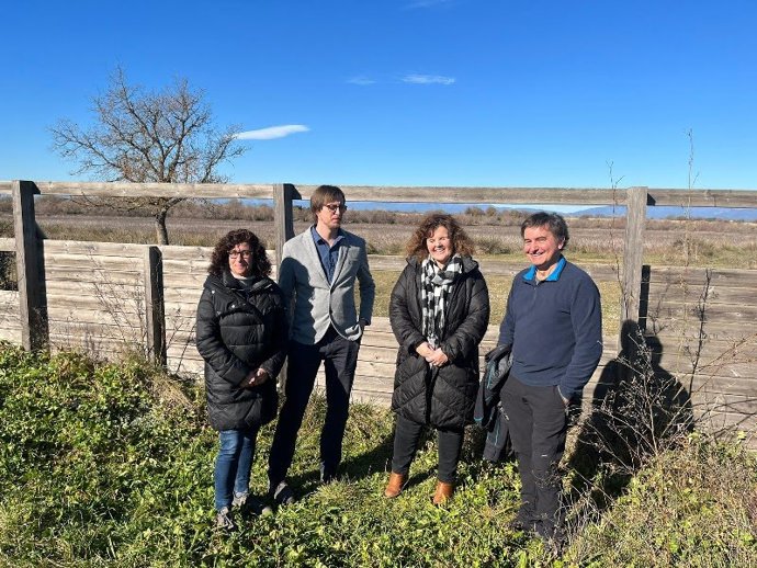 La secretaria de Medio Ambiente de la Generalitat, Anna Barnadas y el director general de Políticas Ambientales y Medio Natural, Marc Vilahur, visitan la reserva integral de los Estanys en los Aiguamolls de l'Empord (Girona)
