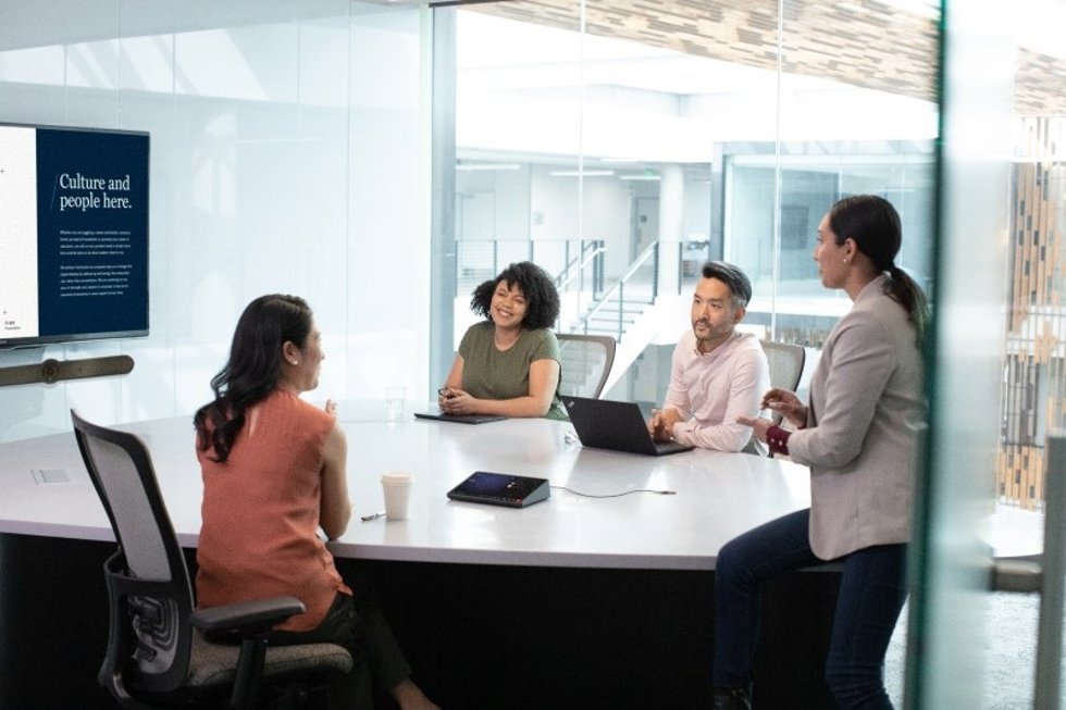 Personal de una organización en una sala de reuniones