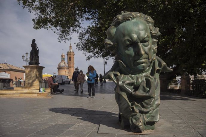 Una de las réplicas gigantes de la estatuilla de Los Goya instalada en la Plaza del Altozano en Sevilla 