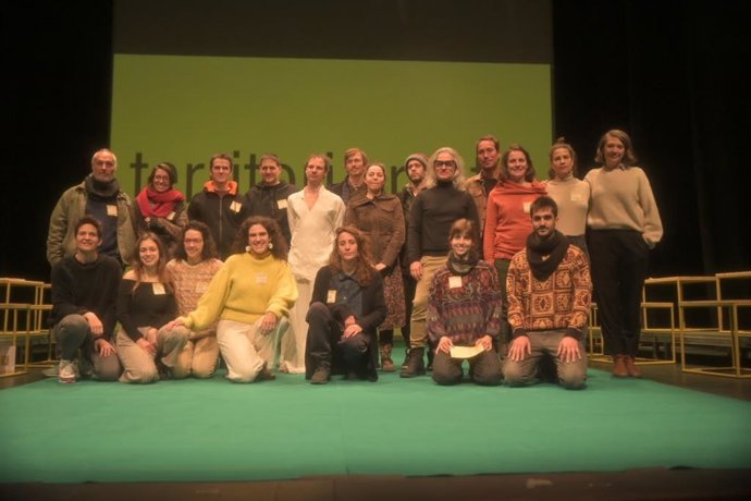 Foto de familia de los representantes de los proyectos seleccionados dentro de Territori Creatiu, el programa de acompañamiento y asesoramiento en la creación y producción de artes de calle de la FiraTrrega (Lleida)
