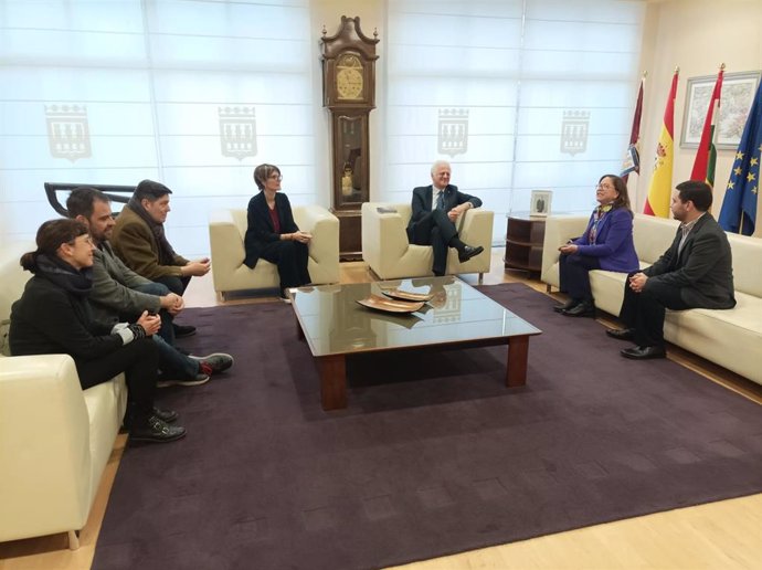 El alcalde de Logroño, Pablo Hermoso de Mendoza, se reúne con la cónsul de Colombia en Bilbao