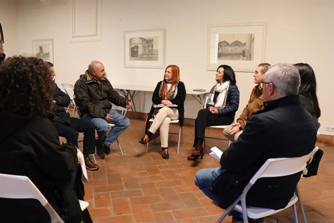 Crespín y Caro (centro), en la reunión con los sanitarios de Palma del Río.