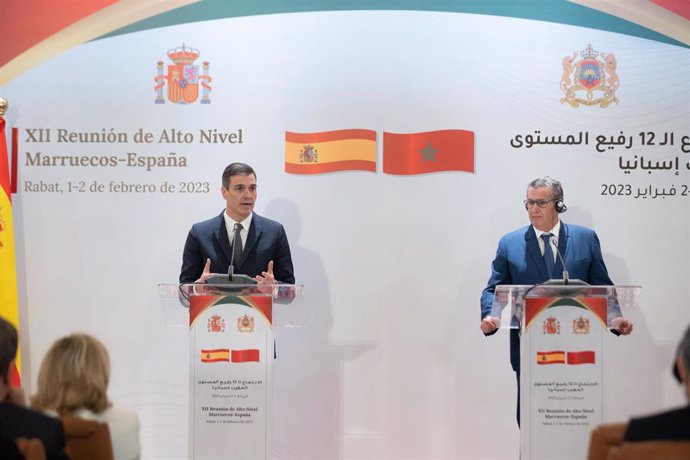 El presidente del Gobierno, Pedro Sánchez (i) y el jefe de Gobierno del Reino de Marruecos, Aziz Akhannouch (d),  realizan una declaración institucional a los medios de comunicación tras el pleno de la XII Reunión de Alto Nivel Marruecos-España