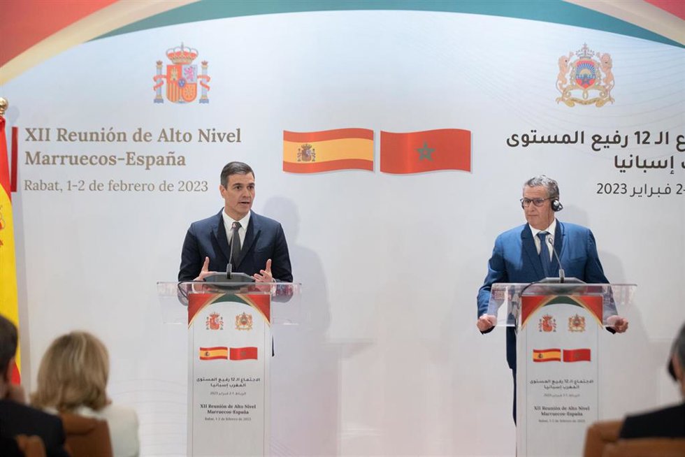 El presidente del Gobierno, Pedro Sánchez (i) y el jefe de Gobierno del Reino de Marruecos, Aziz Akhannouch (d), realizan una declaración institucional a los medios de comunicación tras el pleno de la XII Reunión de Alto Nivel Marruecos-España