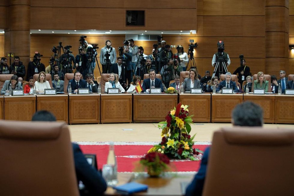 (I-D) La ministra de Industria, Comercio y Turismo, Reyes Maroto; la ministra de Transporte, Movilidad y Agenda Urbana, Raquel Sánchez; el ministro de Asuntos Exteriores, Unión Europea y Cooperación, José Manuel Albares; a vicepresidenta primera y minis