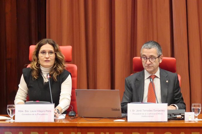 La consellera de la Presidencia, Laura Vilagr, junto al socialista Jordi Terrades.