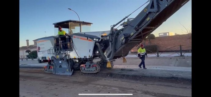 Obras de rebaje en la travesía de Cobisa para solucionar los problemas de inundaciones del municipio