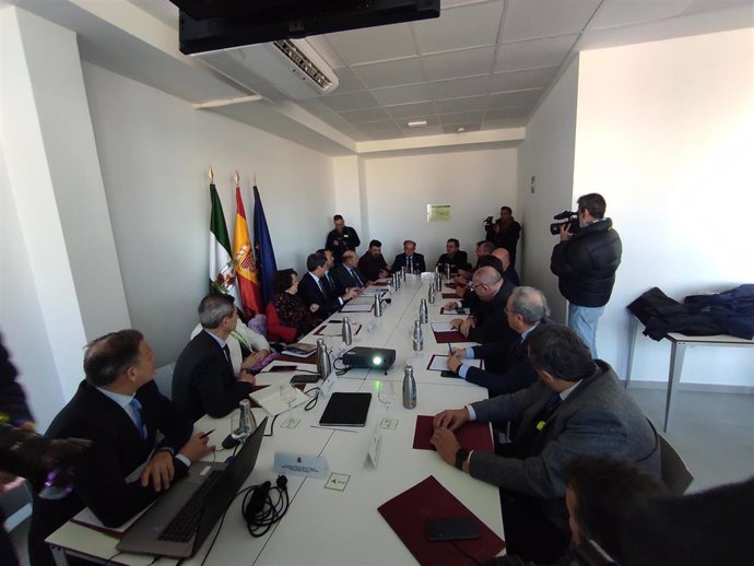 Celebración de la Mesa del Aeropuerto de Córdoba, con la presencia de representantes de las instituciones, como el Gobierno, Ayuntamiento, Junta de Andalucía, Diputación, Aena y Universidad de Córdoba, agentes económicos, sociales y vecinales.