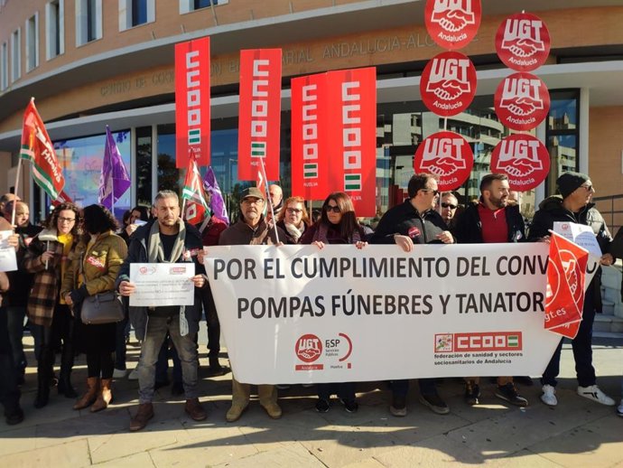 Los trabajadores de pompas fúnebres y tanatorios durante la concentración de este jueves.