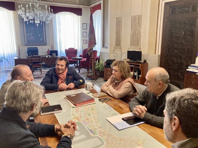 El alcalde de Cádiz, José María González, reunido con representantes del Grupo Q, que edificará viviendas en el barrio de San José