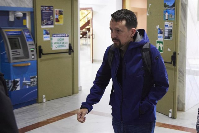 Archivo - El exlíder de Podemos Pablo Iglesias, llega a la Escuela de Ingeniería durante la presentación de su libro 'Medios y cloacas', a 11 de noviembre de 2022 en Sevilla (Andalucía, España). El exlider de Podemos, Pablo Iglesias, acude a Sevilla a pre