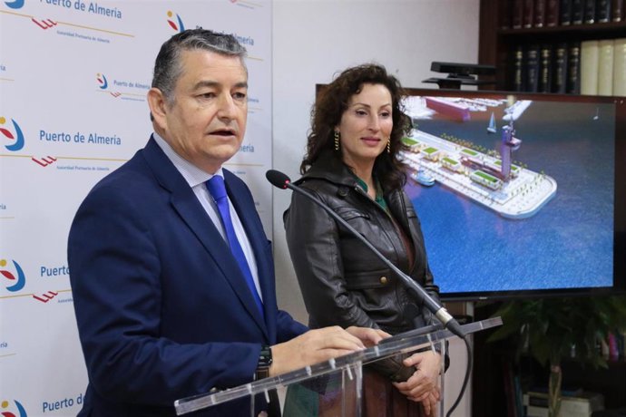 El consejero de Presidencia de la Junta de Andalucía, Antonio Sanz, junto a la alcaldesa de Almería, María del Mar Vázquez.