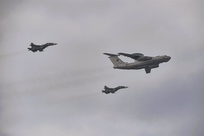 Archivo - HANDOUT - 28 July 2019, Russia, Saint Petersburg: A Russian Beriev A-50 early warning and control aircraft (R) and two Sukhoi Su-30 jet fighters perform a flyby during the naval parade celebrating the Russian Navy Day. Photo: -/Kremlin/dpa - A