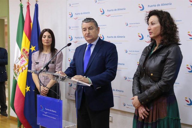 La presidenta de la APA, Rosario Soto, el consejero de la Presidencia, Antonio Sanz, y la alcaldesa de Almería, María del Mar Vázquez.