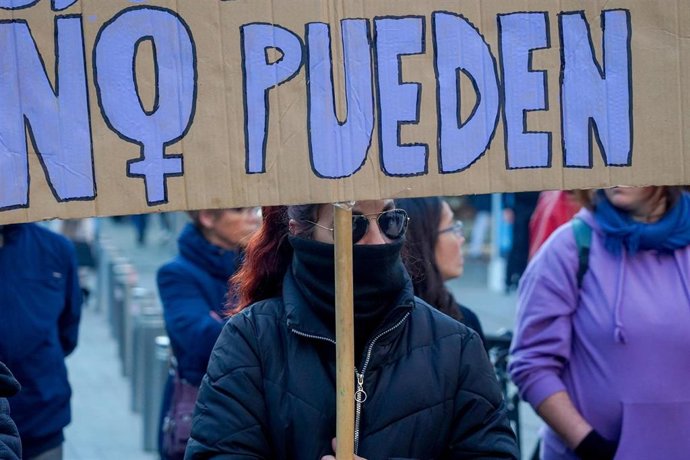 Mujeres con ropa negra en silencio en la concentración convocada en las Setas, por el movimiento asociativo de Sevilla Feministas en Red contra la violencia machista a 02 de febrero del 2023 en Sevilla (Andalucia, España).