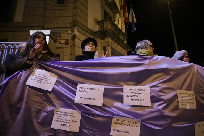 Lugo. Concentración de la Plataforma Feminista de Lugo en respuesta a las ridículas penas de prisión dictadas por la Audiencia Provincial de Lugo en el caso de una niña violada repetidamente por dos familiares