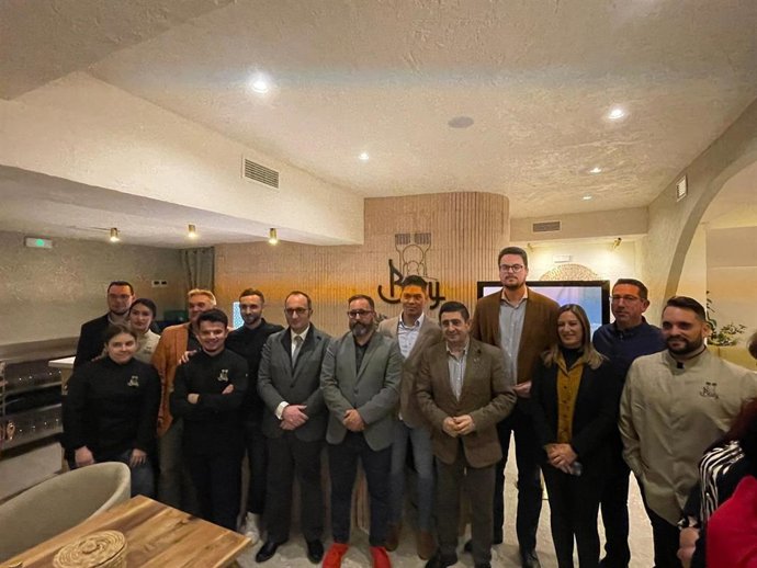 Reyes destaca que el Bury restaurante de Baños de la Encina enriquece la oferta gastronómica provincial