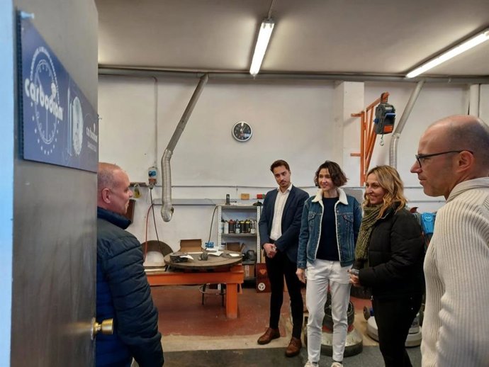 La alcaldesa de Santa Coloma de Gramenet, Núria Parlon, y la diputada de Desarrollo Económico, Turismo y Comercio de la Diputación de Barcelona, Eva Menor, durante la visita al Centre dEmpreses Bosc