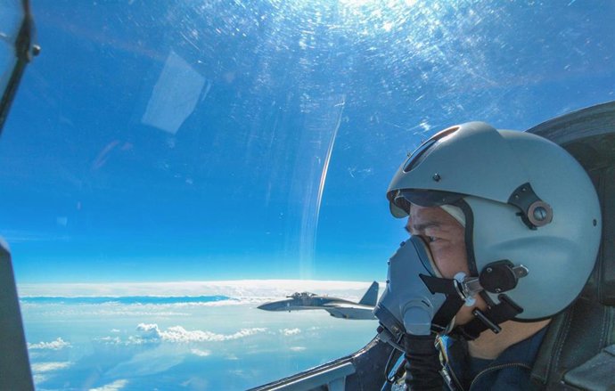 Aviones de guerra del Mando del Teatro Oriental del Ejército Popular de Liberación (EPL) chino realizan operaciones durante los ejercicios conjuntos de entrenamiento de combate en torno a la isla de Taiwán, el 7 de agosto de 2022.